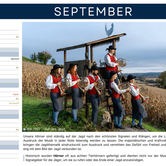 Eine Gruppe von Menschen in traditioneller Kleidung spielt Musikinstrumente in einer Freiluftumgebung, mit einem Hahn auf einer Holzstruktur im Hintergrund. Das Bild ist mit 'WK 1997 Auf der Jagd' beschriftet.