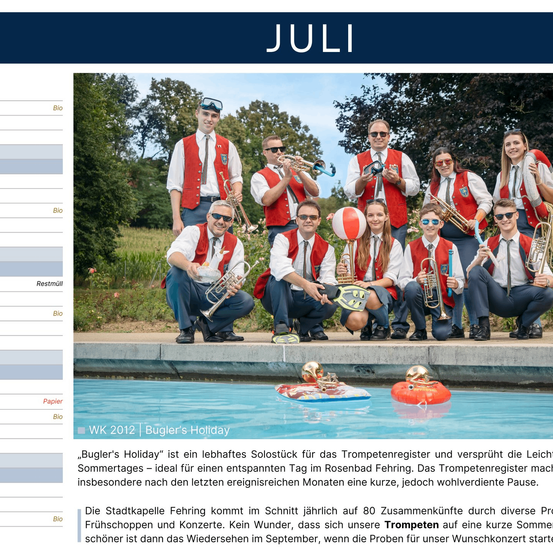 Gruppe von Musikern in roten Westen und Sonnenbrillen posiert für ein Foto am Pool. Sie halten Trompeten und andere Musikinstrumente. Das Bild stammt aus WK 2012, Buglers Holiday.