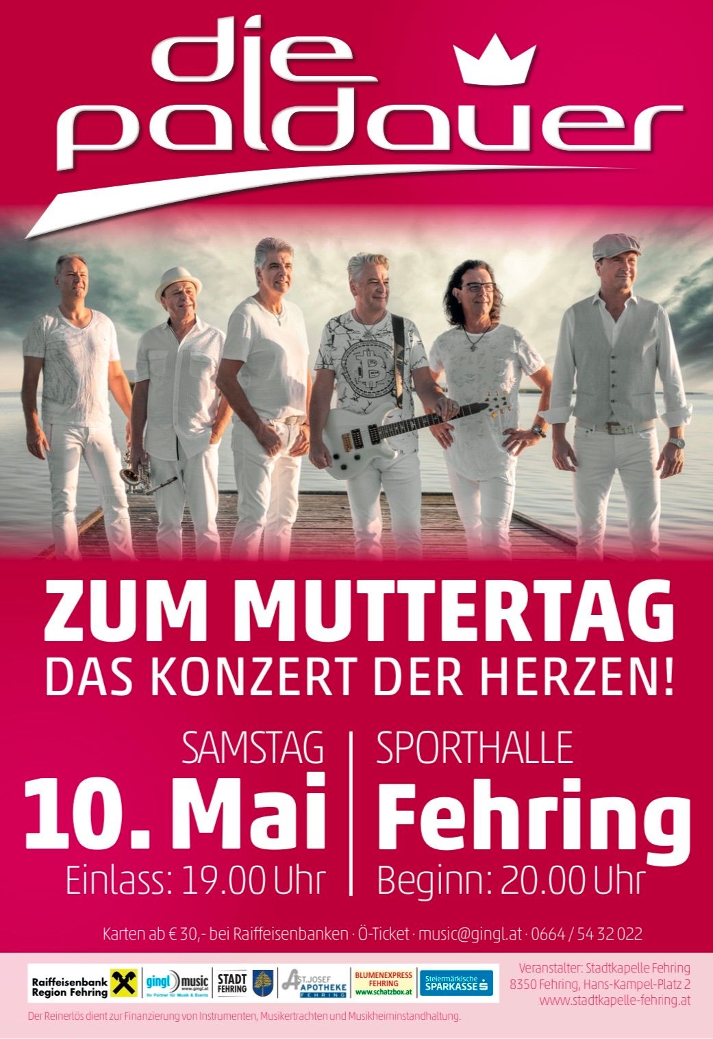 Plakat für ein Konzert am 10. Mai mit einer Gruppe von Männern in weißen Outfits und Hüten, einer hält eine Gitarre, steht auf einem Steg mit Wasser und einem bewölkten Himmel im Hintergrund. Der Text lautet 'Zum Muttertag' und 'Das Konzert der Herzen'.