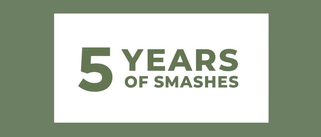 Ein Plakat für die 5 Jahre Smashes Veranstaltung am Samstag, 4. Juli 2026 von 10:00 bis 22:00, zur Feier ermutigend.