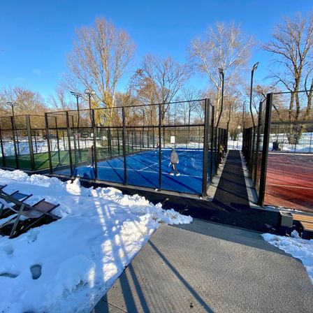 Bild enthält, Person, Clothing, Footwear, Shoe, Car, Vehicle, Chair, Furniture, Hockey, Sport