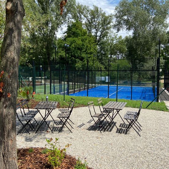 Bild enthält, Nature, Outdoors, Scenery, Chair, Desk, Grass, Plant, Park, Lakefront