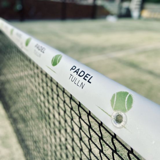 Bild enthält, Racket, Sport, Tennis, Tennis Racket, Fence, Tennis Ball, Soccer Ball, Field Hockey Stick