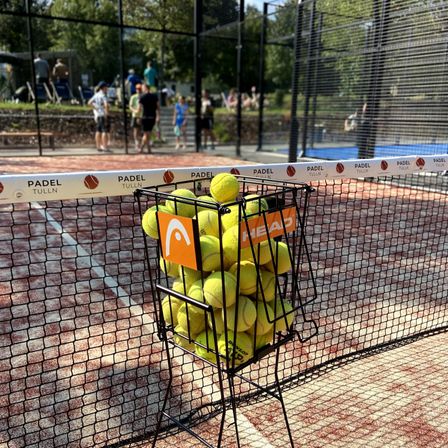 Bild enthält, Tennis, Tennis Ball, Racket, Tennis Racket, Person, Handbag, Bench, Basketball (Ball)