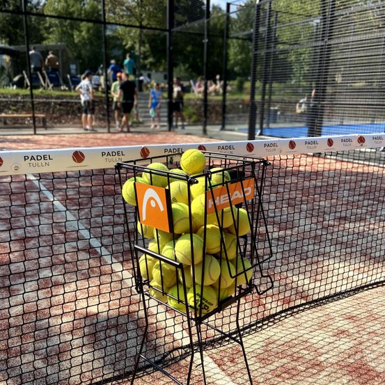Bild enthält, Tennis, Tennis Ball, Racket, Tennis Racket, Person, Handbag, Bench, Basketball (Ball)