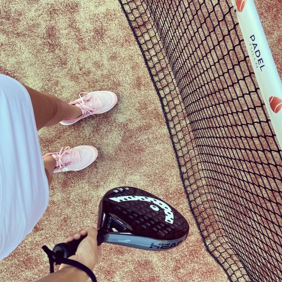 Bild enthält, Shoe, Racket, Tennis Racket, Sneaker, Sandal, Person, Running Shoe, Baby