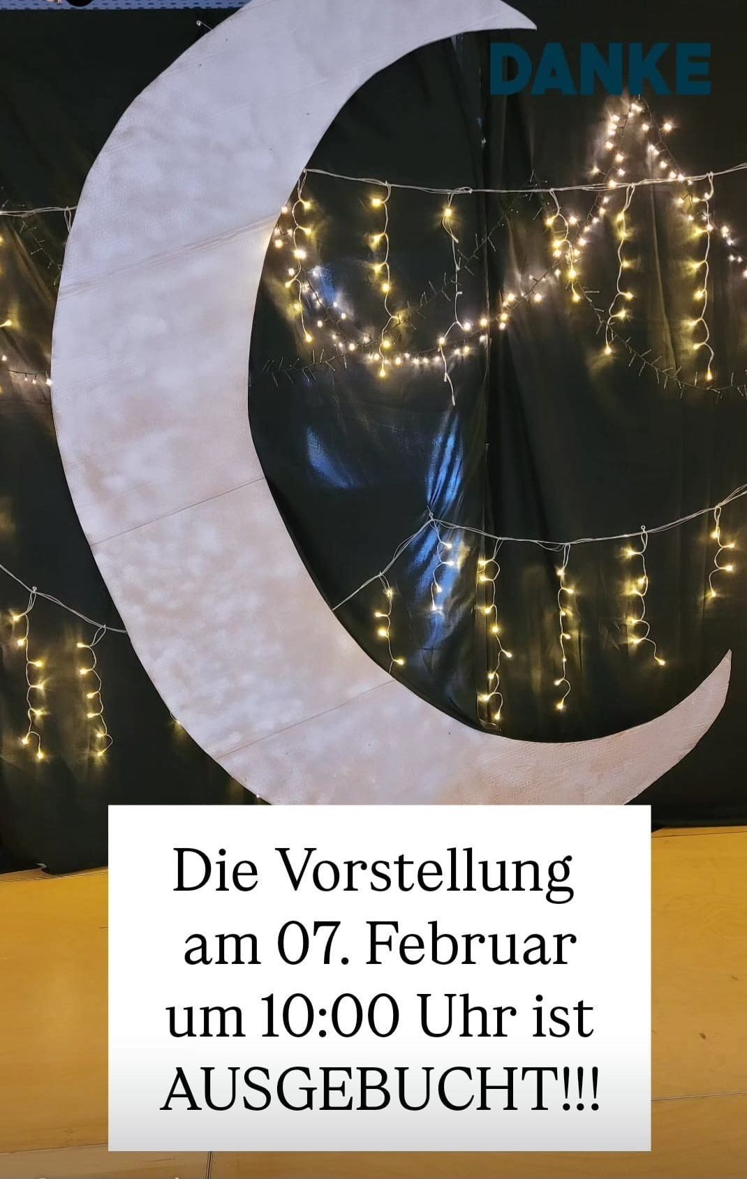 A large crescent moon with decorative lights on it and a text overlay that says Die Vorstellung am 07. Februar.