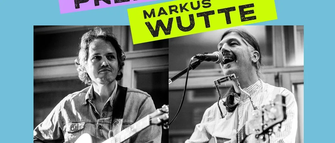 Schwarz-Weiß-Foto von zwei Männern beim Auftritt. Links spielt Walter Preiml Gitarre. Rechts spielt Markus Wutte Gitarre und singt in ein Mikrofon. Datum: 24. Oktober 2025, Zeit: 19:30 Uhr.