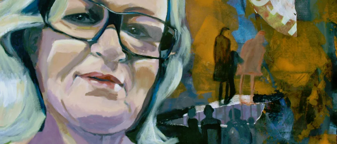 Ein Ölgemälde zeigt eine Frau mit blondem Haar, die eine Brille und ein grünes Hemd trägt. Sie hat einen ernsten Ausdruck. Der Hintergrund zeigt verschwommene Figuren, möglicherweise gehende Personen.