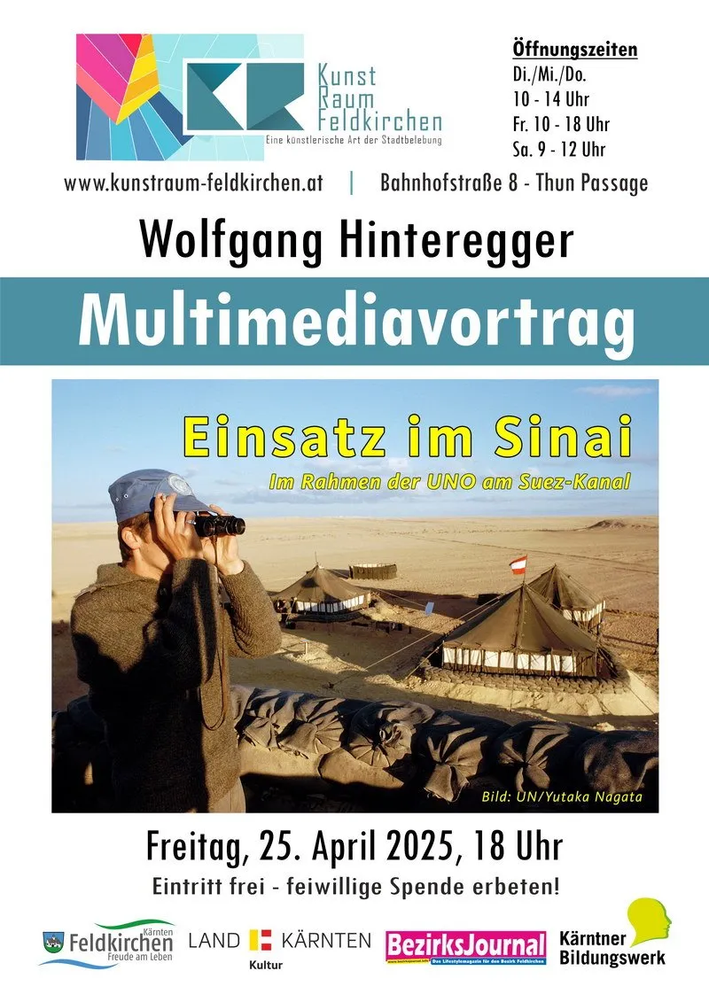Plakat für eine Multimedia-Präsentation von Wolfgang Hinteregger. Es zeigt einen Mann mit Fernglas, der über eine Wüstenlandschaft mit Zelten und Sandsäcken schaut.