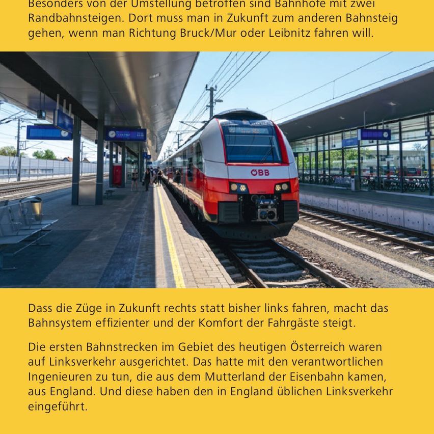 Ein roter und weißer Zug auf den Gleisen am Bahnhof. Der Zug hat 'ÖBB' auf seiner Front geschrieben. Der Bahnhof hat gelbe Bahnsteige mit blauen Schildern und Überdachungen. Menschen gehen auf dem Bahnsteig.