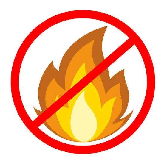 Ein Feuersymbol mit einem roten Kreis und einer diagonalen Linie, die ein Verbot anzeigt.