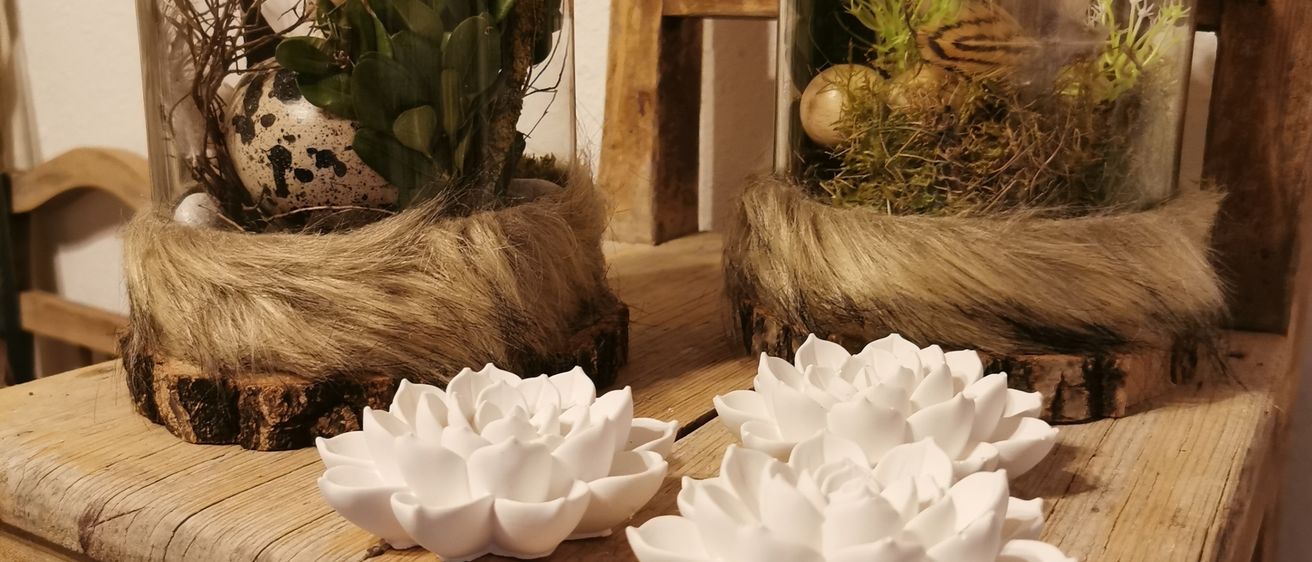 Bild enthält, Flower, Flower Arrangement, Plant, Flower Bouquet, Wood, Furniture, Table, Tabletop, Jar, Interior Design