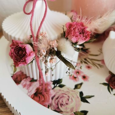 Bild enthält, Flower, Petal, Flower Arrangement, Flower Bouquet, Rose, People, Cake, Cupcake, Food, Wedding Cake