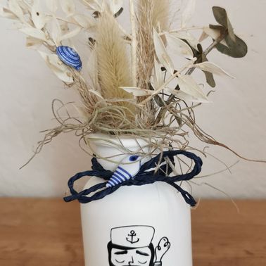 Bild enthält, Jar, Flower, Flower Arrangement, Plant, Potted Plant, Pottery, Disposable Cup, Mason Jar, Face, Art