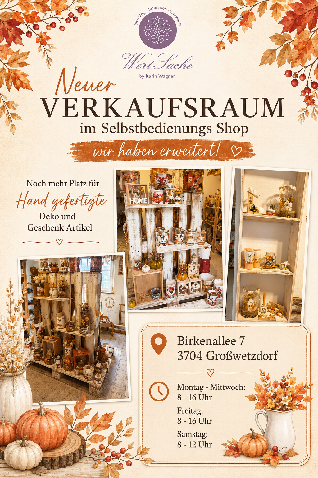 Werbeplakat für einen erweiterten Verkaufsbereich in einem Selbstbedienungsshop, mit verschiedenen handgefertigten Wohnaccessoires und Geschenkartikeln, sowie Adresse und Öffnungszeiten des Geschäfts.