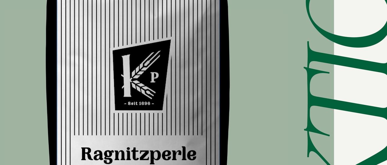 Eine weiße und graue Packung Ragnitzperle Weizenmehl wird vor einem grünen und weißen Hintergrund gezeigt.