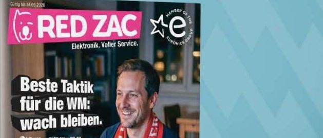 Eine Anzeige für das RED ZAC Magazin zeigt einen Mann in einem roten Shirt. Das Magazin verspricht die besten Taktiken, offen auf einer Seite, die einen reduzierten Preis von 189 Euro für eine Kaffeemaschine zeigt.
