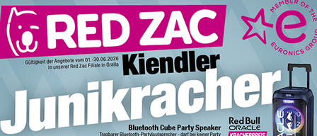 RED Zac Kiendlers Werbung zeigt einen Bluetooth-Cube-Party-Lautsprecher, einen Hisense Mini LED Smart TV, eine Silva Popcorn-Maschine und einen Liebherr-Kühlschrank. Der Lautsprecher ist tragbar mit 100W Ausgang. Der Fernseher ist ein 4K Mini LED mit AI Engine PRO. Die Popcornmaschine hat ein Fassungsvermögen von 0,27 Liter. Der Kühlschrank fasst 327 Liter.