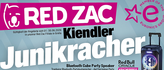 RED Zac Kiendlers Werbung zeigt einen Bluetooth-Cube-Party-Lautsprecher, einen Hisense Mini LED Smart TV, eine Silva Popcorn-Maschine und einen Liebherr-Kühlschrank. Der Lautsprecher ist tragbar mit 100W Ausgang. Der Fernseher ist ein 4K Mini LED mit AI Engine PRO. Die Popcornmaschine hat ein Fassungsvermögen von 0,27 Liter. Der Kühlschrank fasst 327 Liter.