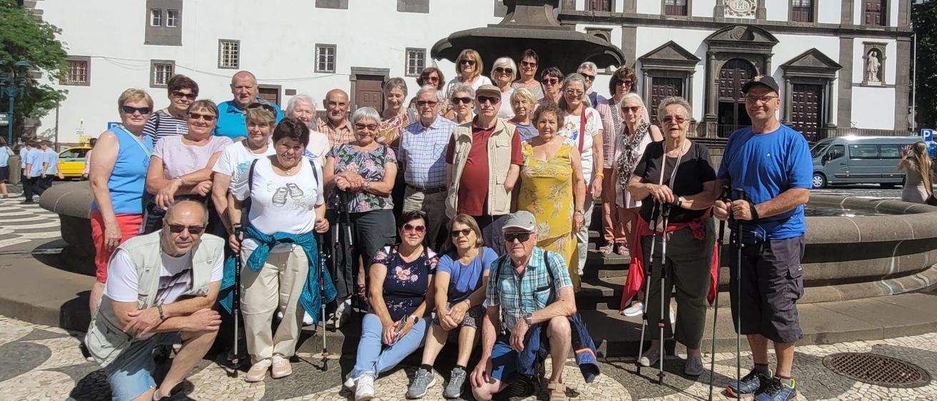 Bild enthält, College, People, Person, Urban, City, Adult, Male, Man, Street, Shoe
