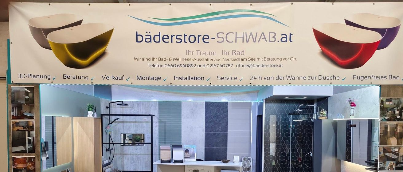 Das Bild zeigt ein modernes Badezimmerdesign mit einem großen weißen Waschbecken, Holzschränken, einer Duschkabine mit sechseckigen Fliesen und einer Wand, die Badezimmerarmaturen und Materialien präsentiert. Ein Banner oben bewirbt 'baderstore-SCHWAB.at' und bietet Dienstleistungen von Beratung bis zur Installation an.