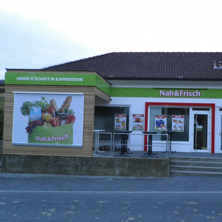 Bild enthält, Indoors, Restaurant, Shop, Advertisement, Architecture, Building