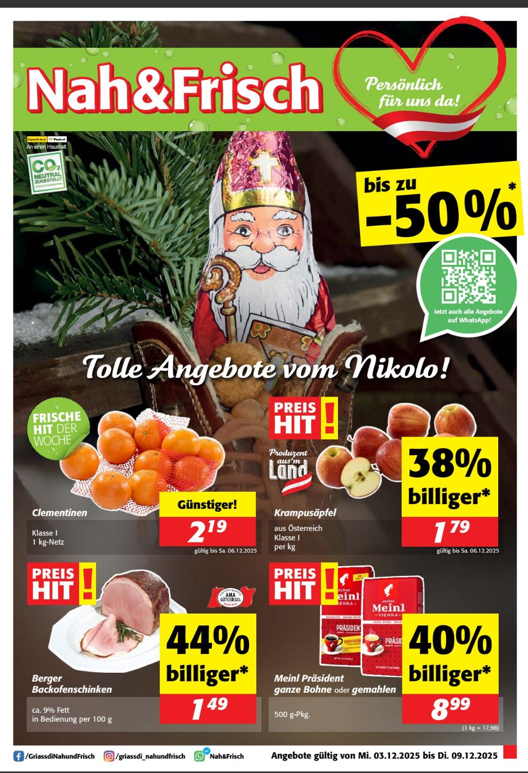 Werbeanzeige für einen Lebensmittelladen mit Rabatten bis zu 50%. Produkte umfassen Orangen, Äpfel und Schinken. Besondere Angebote beinhalten 38% billigere Orangen, 44% billigeren Schinken und 40% billigeren Kaffee. Die Anzeige enthält auch einen QR-Code für weitere Informationen.