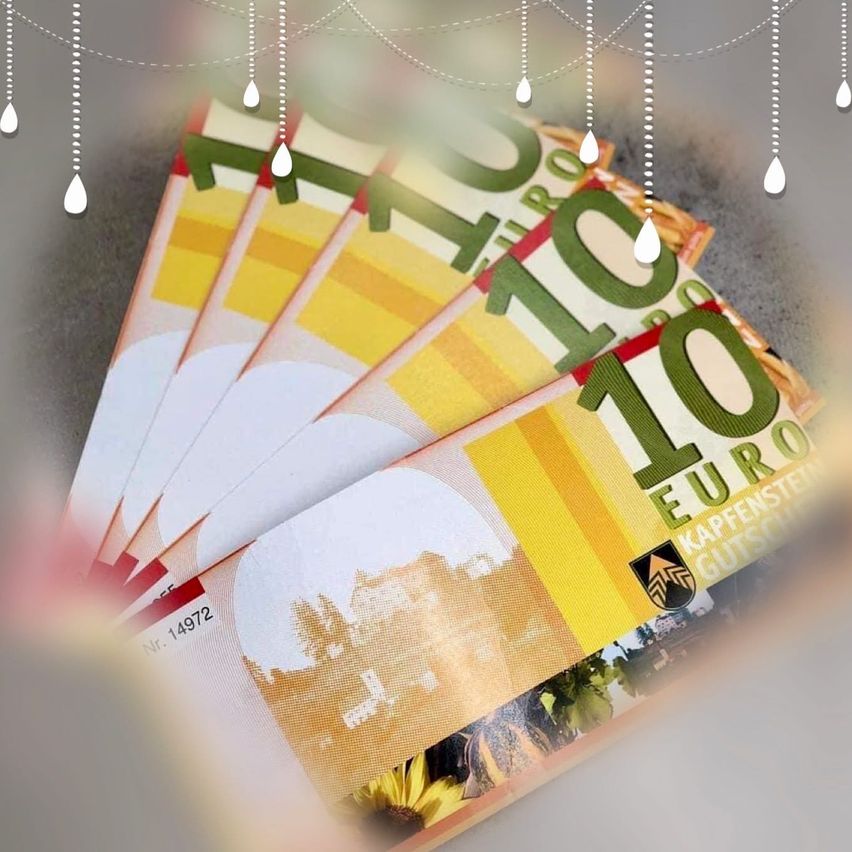 Ein Stapel von 10-Euro-Banknoten aus der Stadt Kapfenstein in Österreich. Die Scheine haben einen verschwommenen Hintergrund und scheinen herunterzufallen.