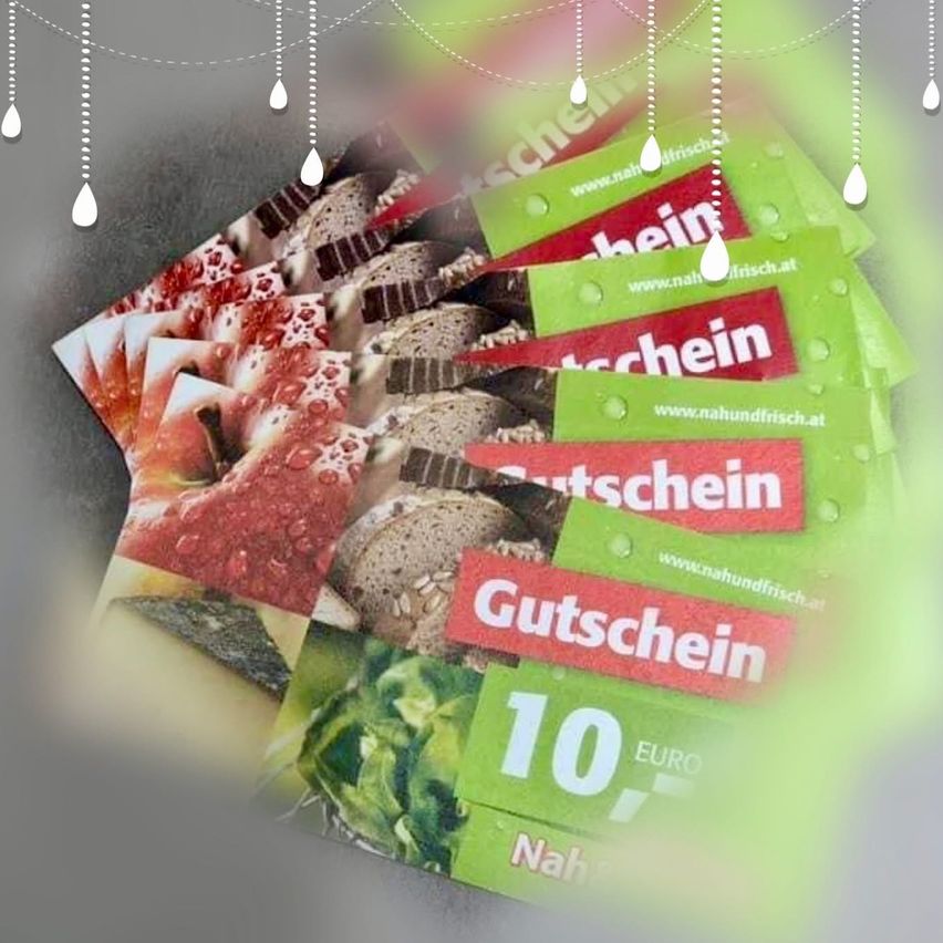 Ein Stapel grüner Gutscheine mit den Worten 'Gutschein' und '10 EURO' prominent angezeigt. Jeder Gutschein hat ein anderes Lebensmittel darauf, wie Brot, Gemüse und Obst.