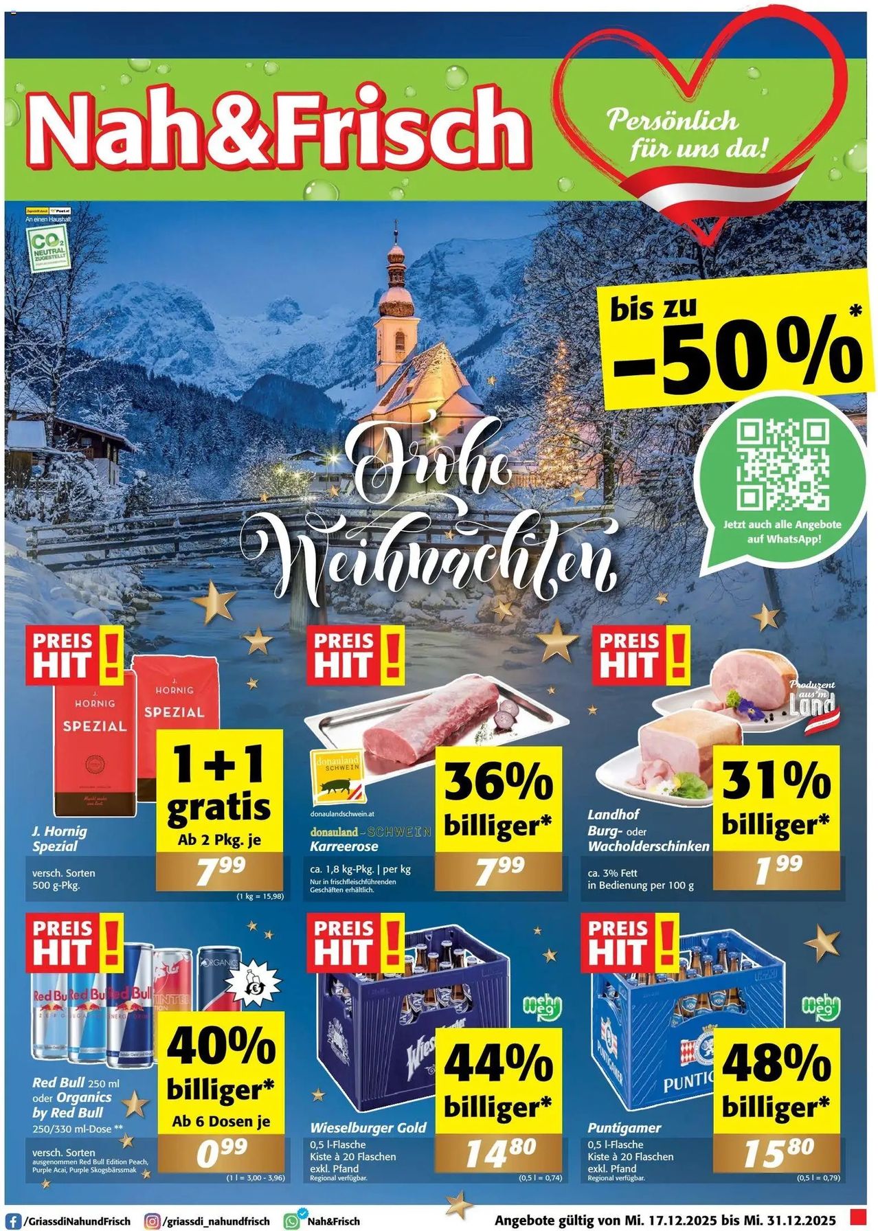 Ein Werbeplakat für einen Weihnachtsmarkt. Es hebt Rabatte von bis zu 50% auf verschiedene Produkte hervor. Zu den Produkten gehören ein spezieller Kaffee, Würste und Bier. Das Angebot gilt für 1+1 gratis auf bestimmte Artikel. Die Preise sind mit erheblichen Reduzierungen gekennzeichnet. Ein QR-Code ist für weitere Informationen vorhanden.