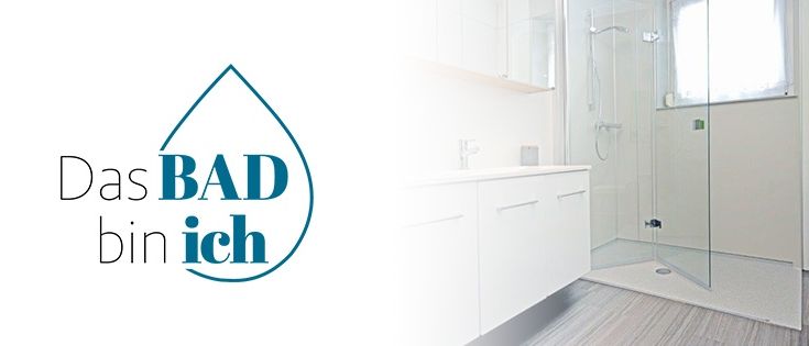 Ein Badezimmer mit einer Glasdusche und weißen Schränken. Der Slogan 'Das BAD bin ich' ist in Blau angezeigt.