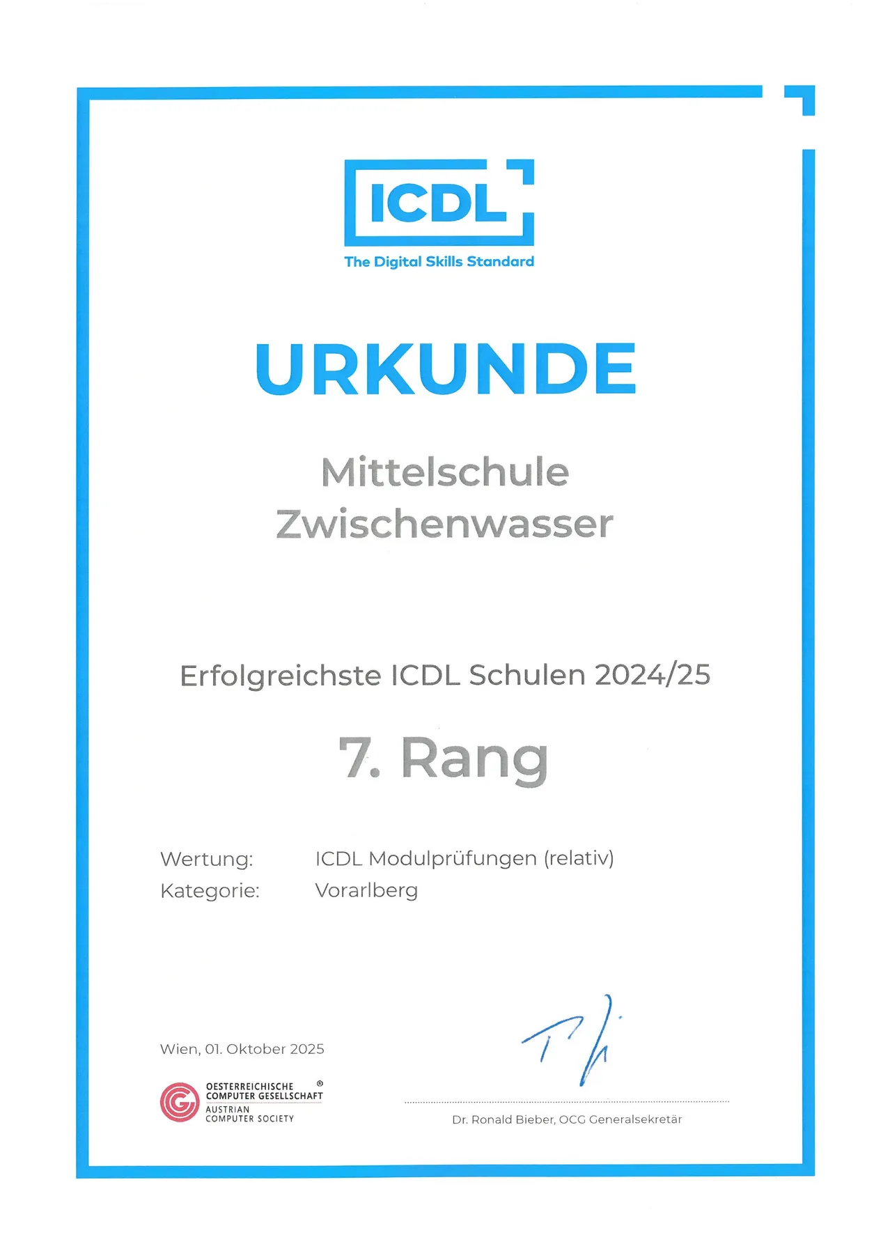 Ein offizielles Dokument von ICDL, das Mittelschule Zwischenwasser als die 7. eingestufte Schule in der Bewertung 2024/25 anerkennt. Die Platzierung basiert auf relativen ICDL-Modulprüfungen, kategorisiert unter Vorarlberg. Datum: 1. Oktober 2025, in Wien.