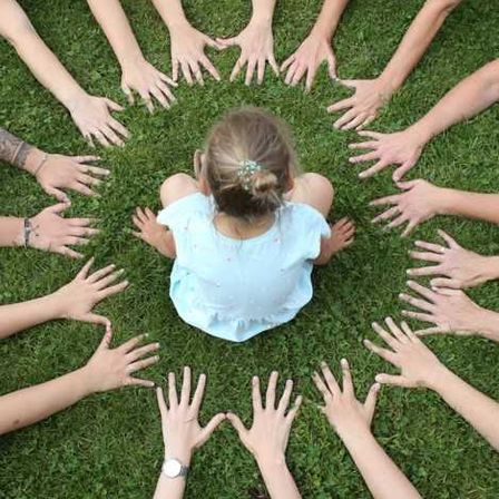 Bild enthält, Grass, Barefoot, Person, Lawn, Child, Female, Girl, People, Grassland, Baby