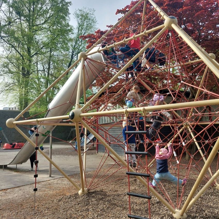 Bild enthält, Play Area, Outdoor Play Area, Outdoors, Person, Boy, Child, Male, Mace Club
