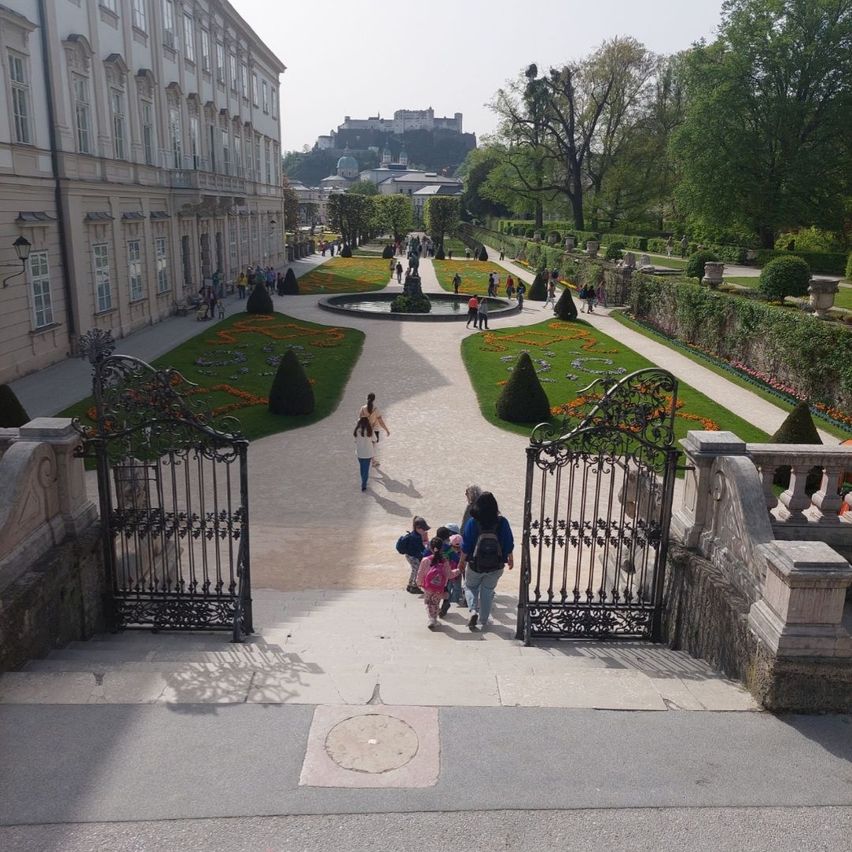 Bild enthält, Grass, Park, City, Urban, Gate, Building, Housing, Street, Path, House