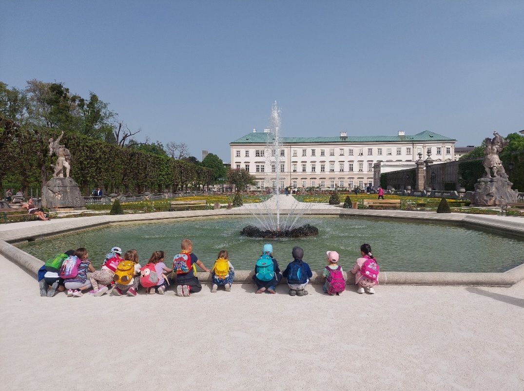 Bild enthält, Building, Housing, Fountain, Water, House, Person, Mansion, Palace
