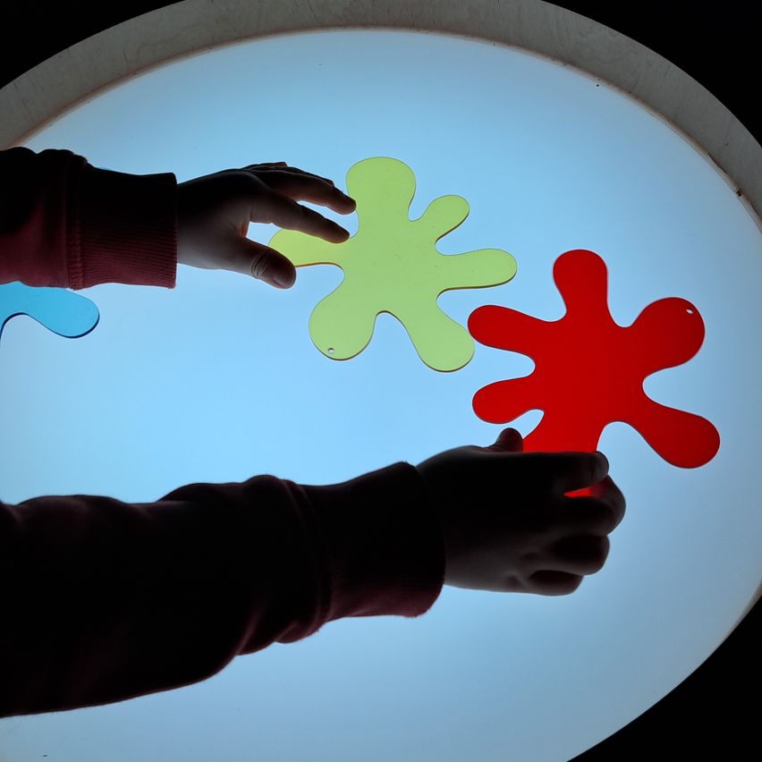 Bild enthält, Body Part, Finger, Hand, Person, Baby, Logo, Outdoors