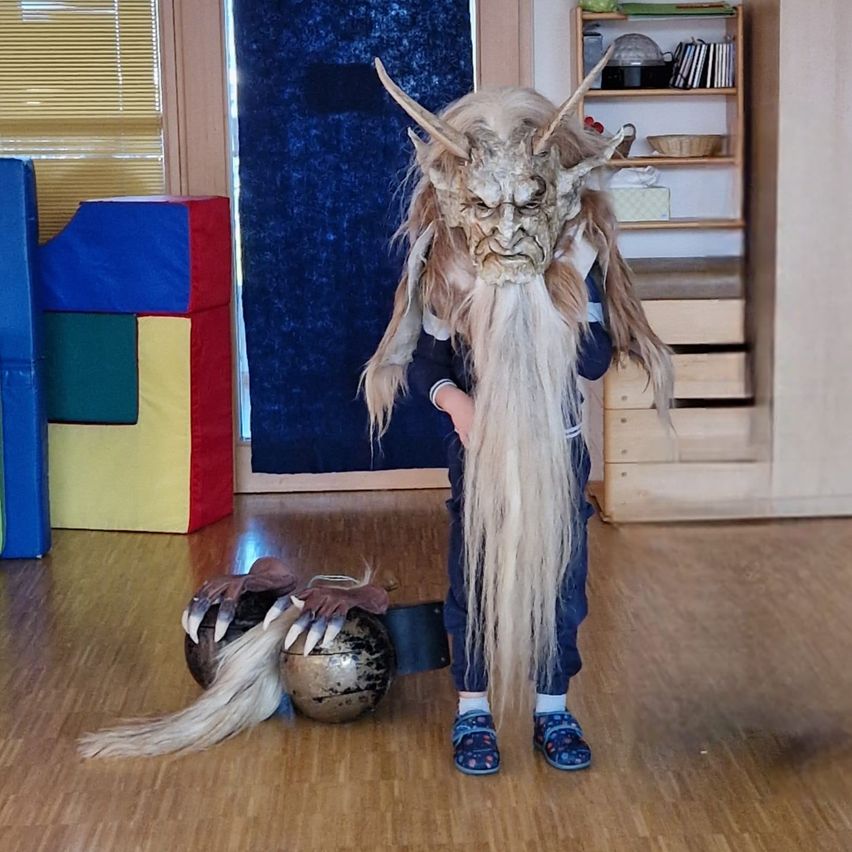 Bild enthält, Wood, Floor, Hardwood, Soccer Ball, Flooring, Costume, Person, Child, Female, Girl