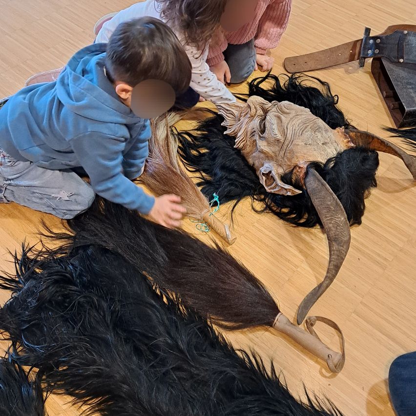 Bild enthält, Floor, Flooring, Hardwood, Wood, Plywood, Adult, Female, Person, Woman, Child