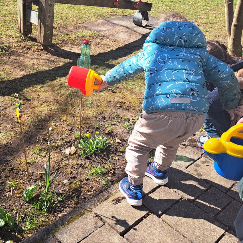 Bild enthält, Path, Grass, Walkway, Garden, Outdoors, Person, Shoe, Soil, Portrait, Play Area