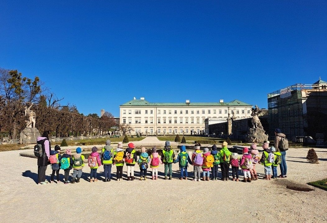 Bild enthält, Architecture, Building, Housing, House, Person, Backpack, Bag, Mansion, Palace