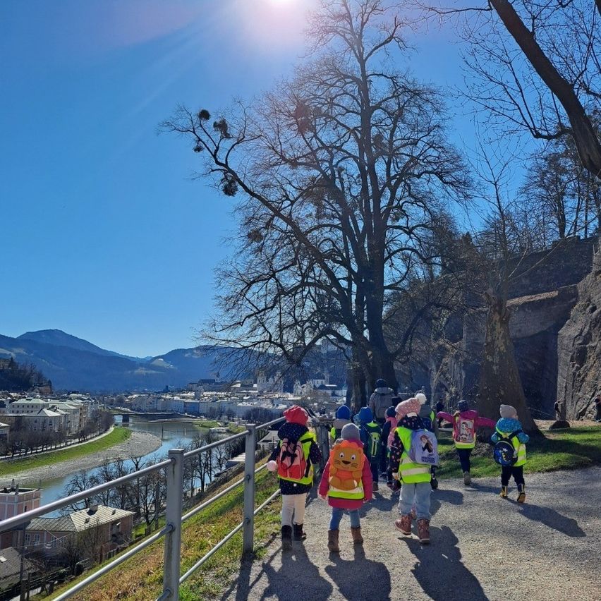 Bild enthält, Grass, Park, Walking, Path, Sky, Portrait, Tree, Vegetation, Scenery, Rock