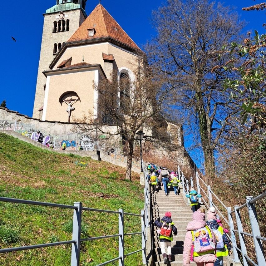 Bild enthält, Clock Tower, Spire, Path, Monastery, Bell Tower, Person, Child, Female, Girl, Walking