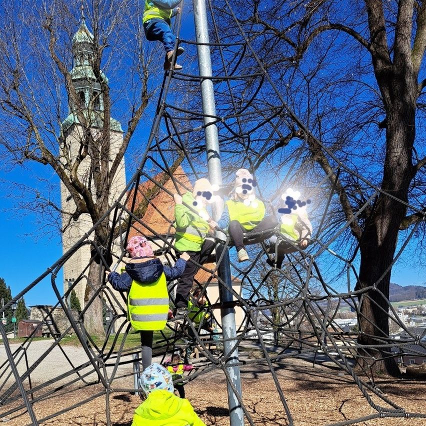 Bild enthält, Grass, Outdoors, Park, Outdoor Play Area, Play Area, Person, Photography, Portrait, Tree, Vegetation