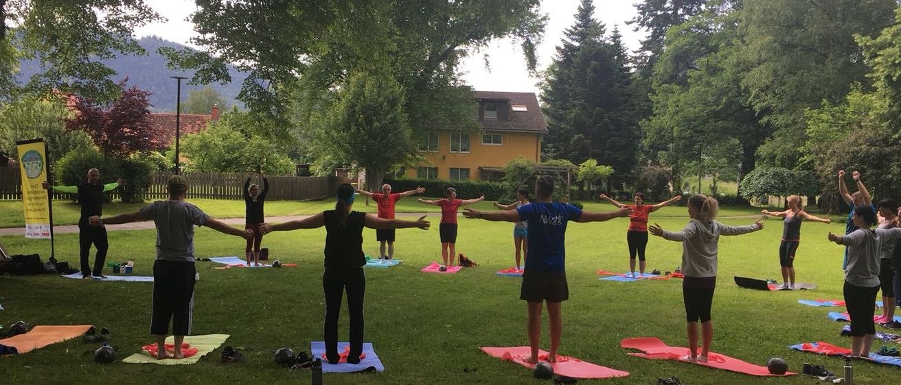 Bild enthält, Grass, Nature, Outdoors, Park, Tree, Person, Adult, Male, Man, People