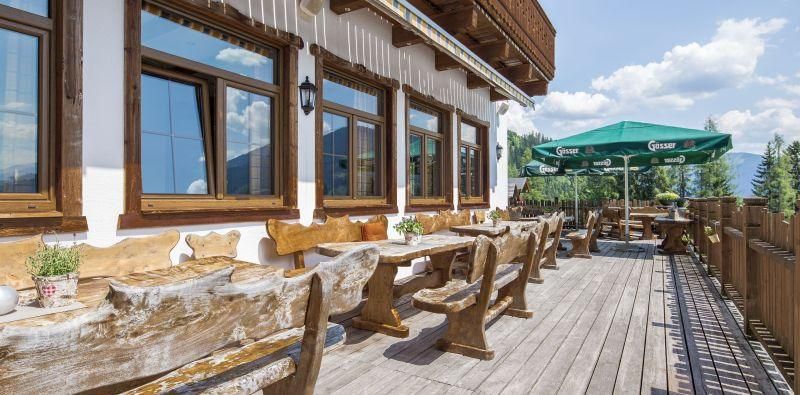 Bild enthält, Hotel, Resort, Wood, Terrace, Interior Design, Restaurant, Waterfront, Porch, Deck, Dining Table