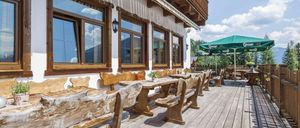 Bild enthält, Hotel, Resort, Wood, Terrace, Interior Design, Restaurant, Waterfront, Porch, Deck, Dining Table