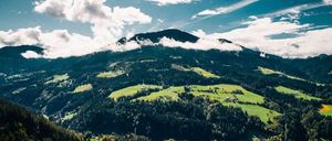 Bild enthält, Nature, Outdoors, Scenery, Landscape, Mountain, Mountain Range, Peak, Vegetation, Tree, Woodland