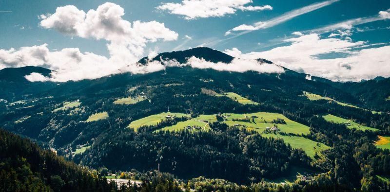 Bild enthält, Nature, Outdoors, Scenery, Landscape, Mountain, Mountain Range, Peak, Vegetation, Tree, Woodland